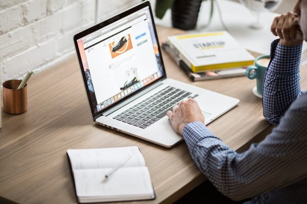 Laptop-with-website Laptop-with-website