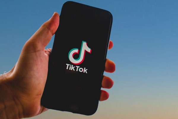 usuario-abriendo-pagina-principal-de-tiktok usuario-abriendo-pagina-principal-de-tiktok